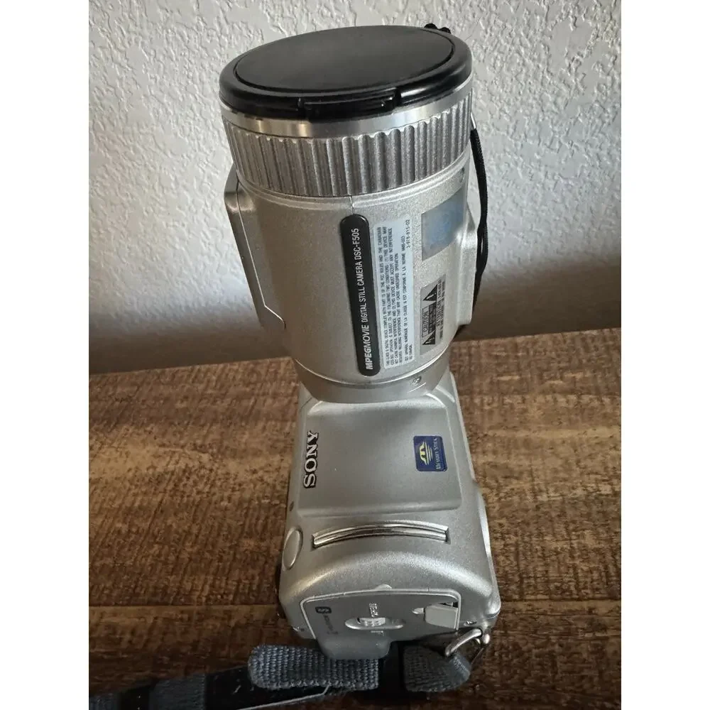 Non Working Sony Cyber Shot 2.1 Mega Pixels Camera with original box